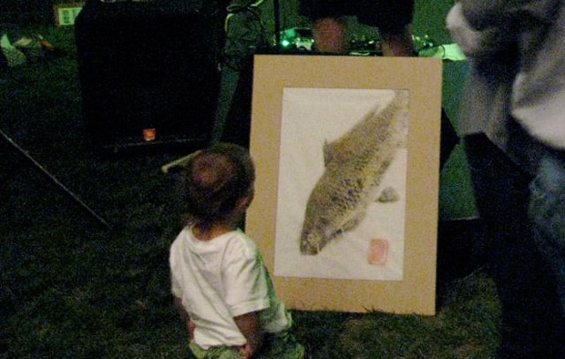 kid looking at carp print